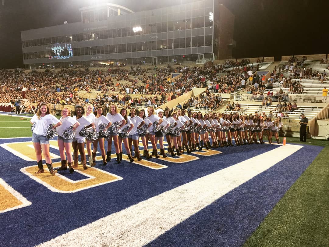 UnionPom's tweet photo. We love our UVP + JVP Backyard Bowl tradition ❤ Thanks for another amazing year dancing with you ladies @jenksvarsitypom! #uvp #jvp #spiritsisters #2018backyardbowl https://t.co/1HLD3pisbm