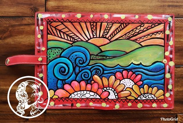 artnsolecustom's tweet photo. #leather #handpainted #notebook #scrapbooking #painting#journal 
@arte_de_t https://t.co/Kc4aaHLKPC https://t.co/TVKFoALnKc