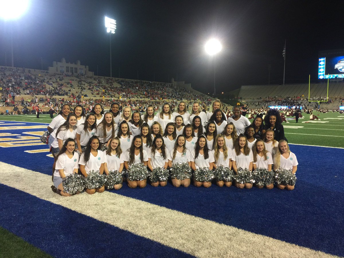 UnionPom's tweet photo. We love our UVP + JVP Backyard Bowl tradition ❤ Thanks for another amazing year dancing with you ladies @jenksvarsitypom! #uvp #jvp #spiritsisters #2018backyardbowl https://t.co/1HLD3pisbm