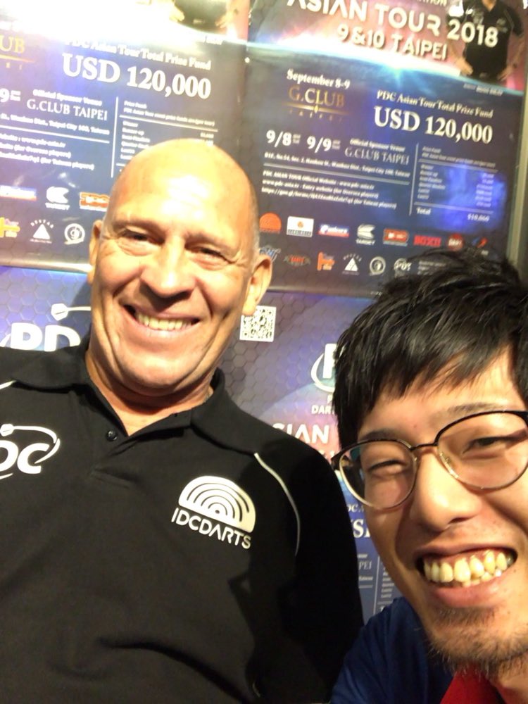 Shingoster's tweet photo. PDC Asian Tour9.
始まっております。
今日明日とラスにコールしてもらえるように頑張る。
#PDCAC
#RussBray https://t.co/vZhr2TWgmR
