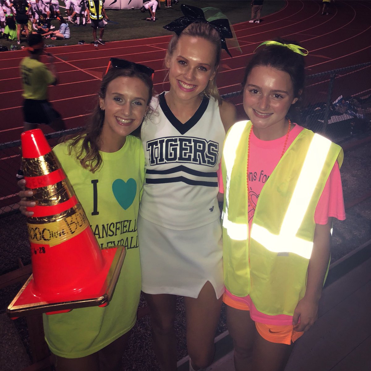 MadilynWenner's tweet image. The Spirit Cone’s first game: MHS VS BOWIE: Took a sad L at 7-34, but our student section was still FIRED UPPP #MaybeNextWeek stay tuned for more adventures of the #MhsSpiritCone
