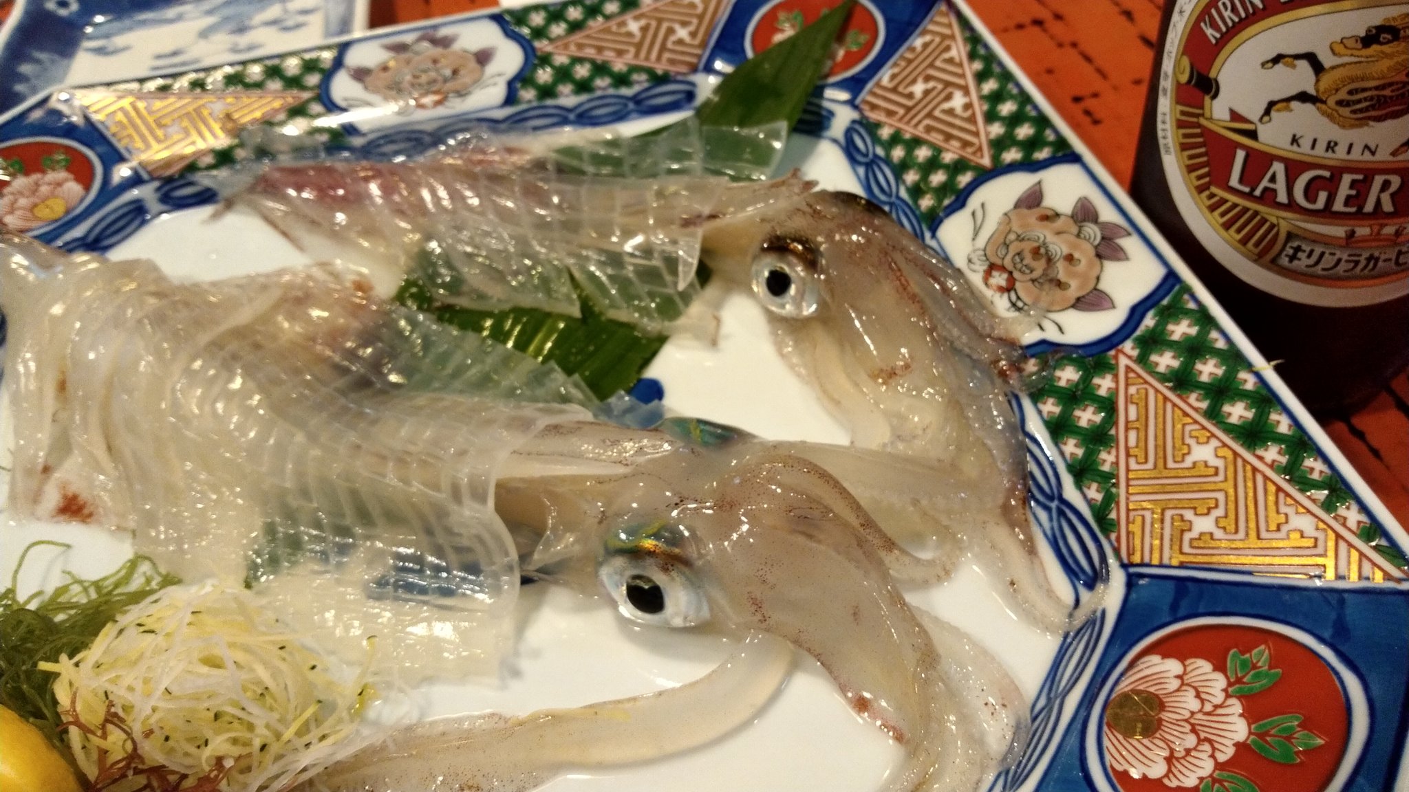 טוויטר ていぞう בטוויטר 福岡 中洲の呼子イカ専門店 河太郎 で活イカ定食 活きたまま刺身になったイカは歯ごたえあって甘い 下足は天ぷらになってコリコリ 目の前の生け簀ではたくさんのイカが泳いでいます T Co Xsqv96y1bh