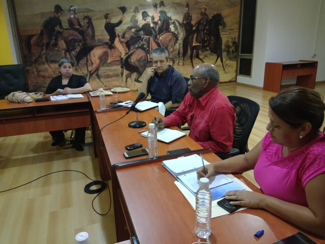mineducacion_ve's tweet photo. AHORA | Min. @psuvaristobulo se reúne con el Min. De Comercio Interior @WContreras_, @VzlaP_Oficial y @corpoex para coordinar acciones que garanticen el desarrollo de las Ferias Escolares en todo el país @ContactoFede @NicolasMaduro #SalarioAncladoAlPetro https://t.co/9qTGCxeybo