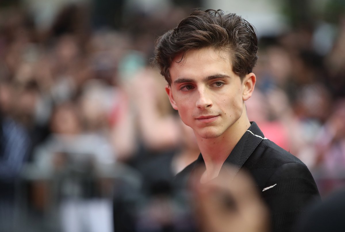SteveRussell's tweet photo. Hero of the night on the Toronto International Film Festival red carpet had to be Timothée Chalamet who stars in the World Premiere of Beautiful Boy. He was posing, and signing everything, photos, books, a peach, and a cheese burger! #TiFF2018 https://t.co/HXi8BQxFOL