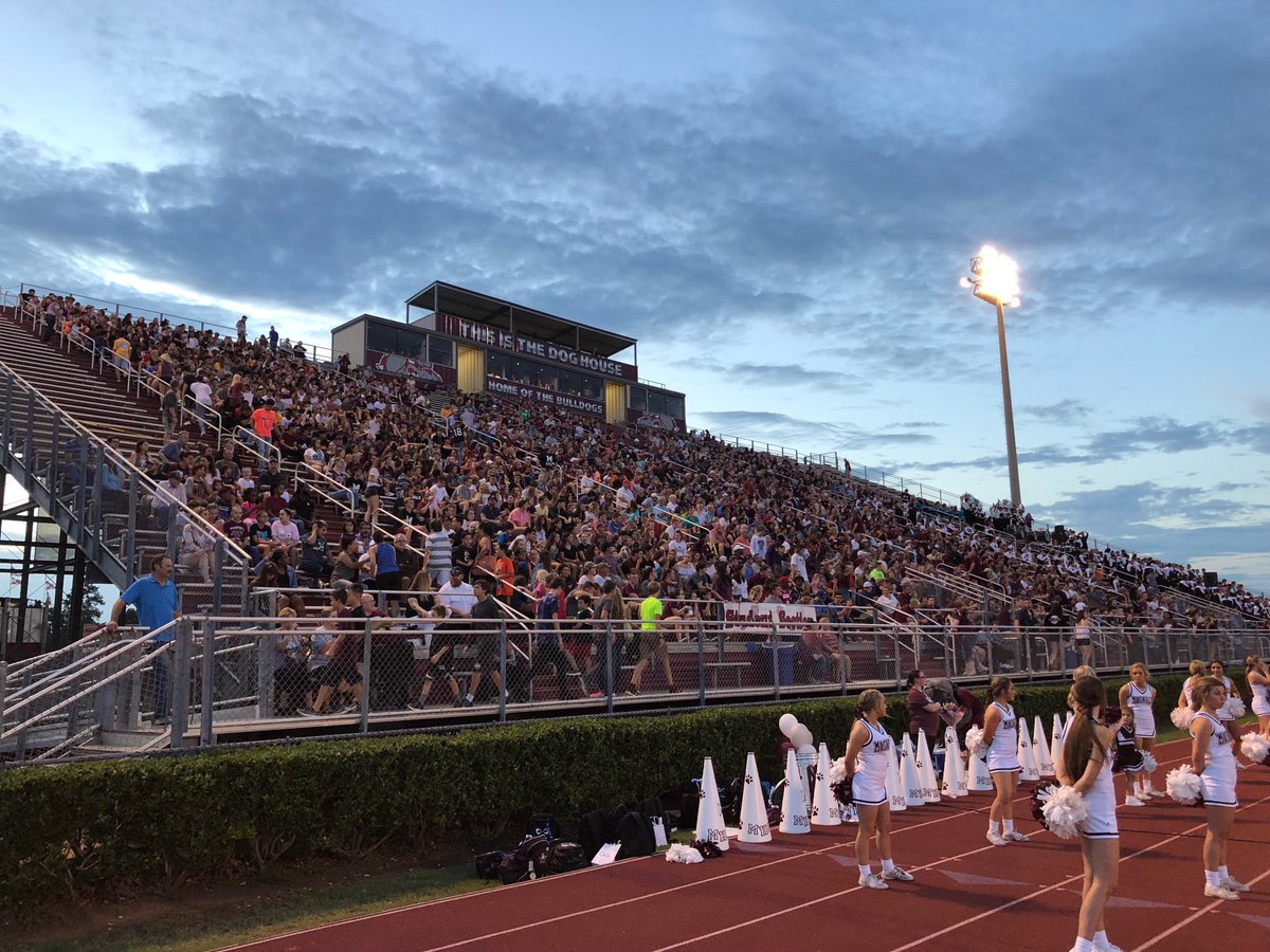 markhibner's tweet photo. Home opener for the Bulldogs#MHSALLIN#GoDogs https://t.co/Vc0trJIvmq