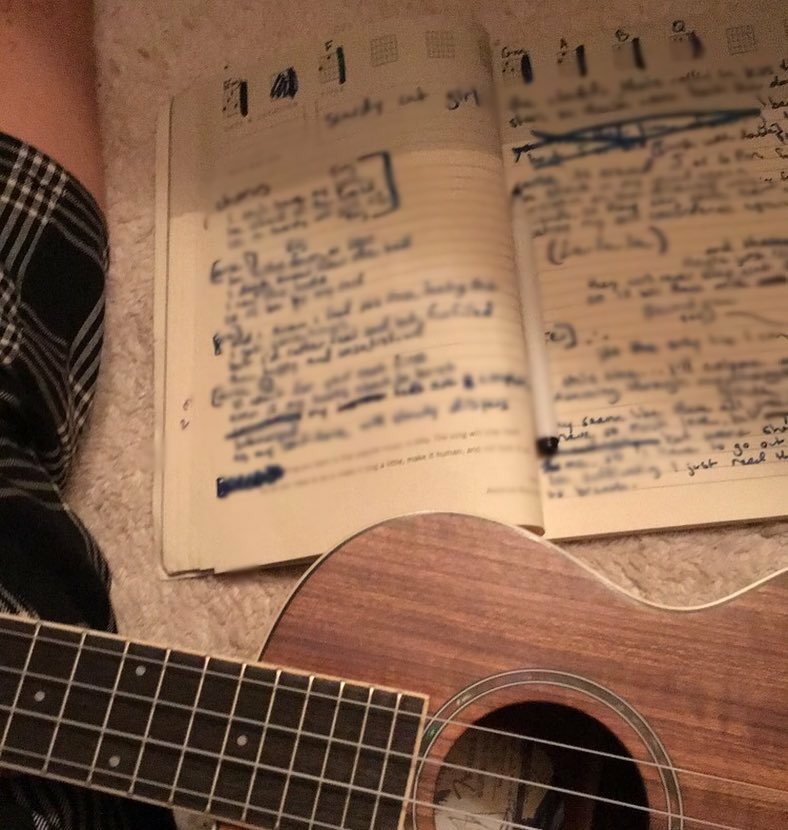 GraceVanderWaal's tweet photo. 2 songs in one night girls! all thanks to my good ol bathroom floor👏👏👏👏👏 https://t.co/i0tqT2GSOI