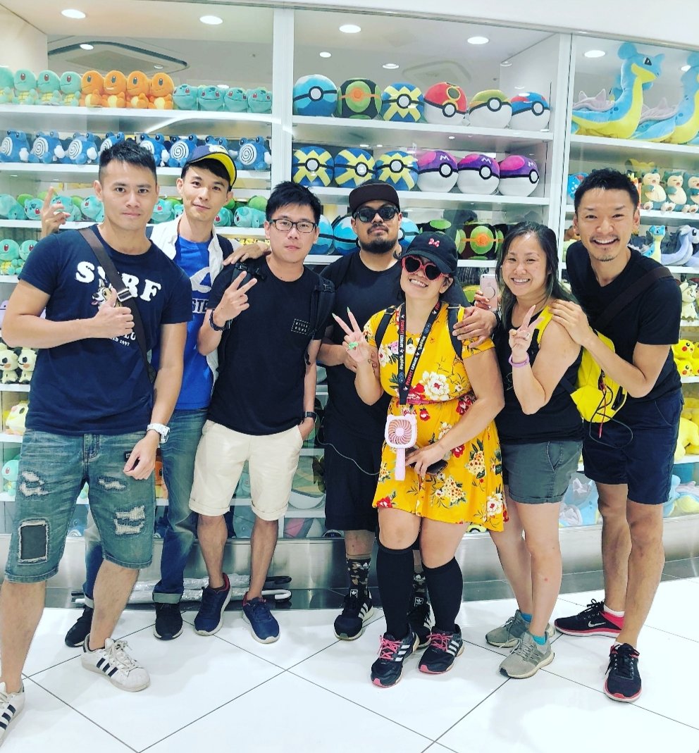 melloskitty's tweet photo. Met some trainers from Taiwan @ the
Pokémon Center DX in Tokyo..😎😎😎
Pretty cool to exchange Trainer Codes
& use our Special Trades for the day.✌🏻
#fbf #pokemongo #pokemongofriends #pokemongotrading #pokemoncenterDX #tokyo #japan #melviswashere https://t.co/s1D5dyDvJD
