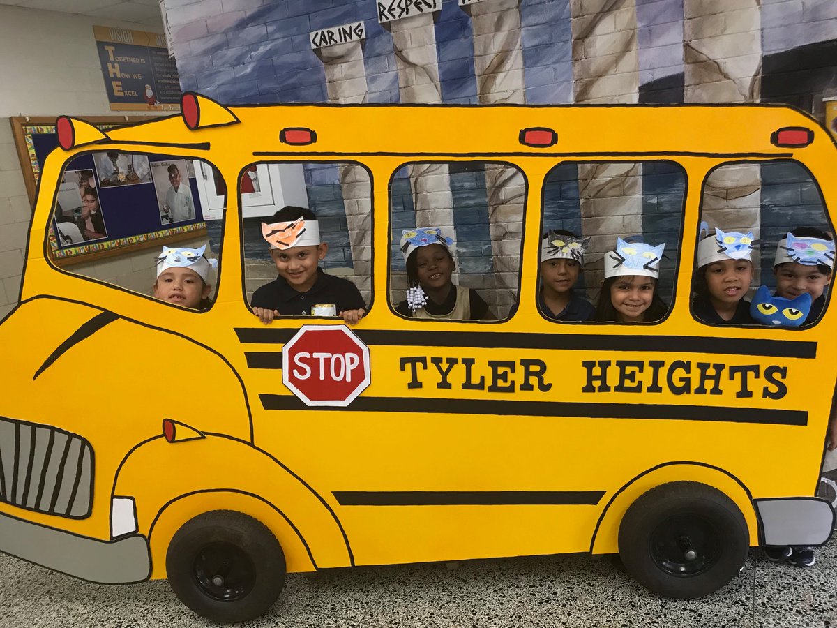 Autumngperkins's tweet photo. First day of Kindergarten with Pete the Cat take 2 #AACPSBack2Awesome #TeamTyler #ECEjoy #moveourbus #kindergartenrocks https://t.co/ei632JXjd6
