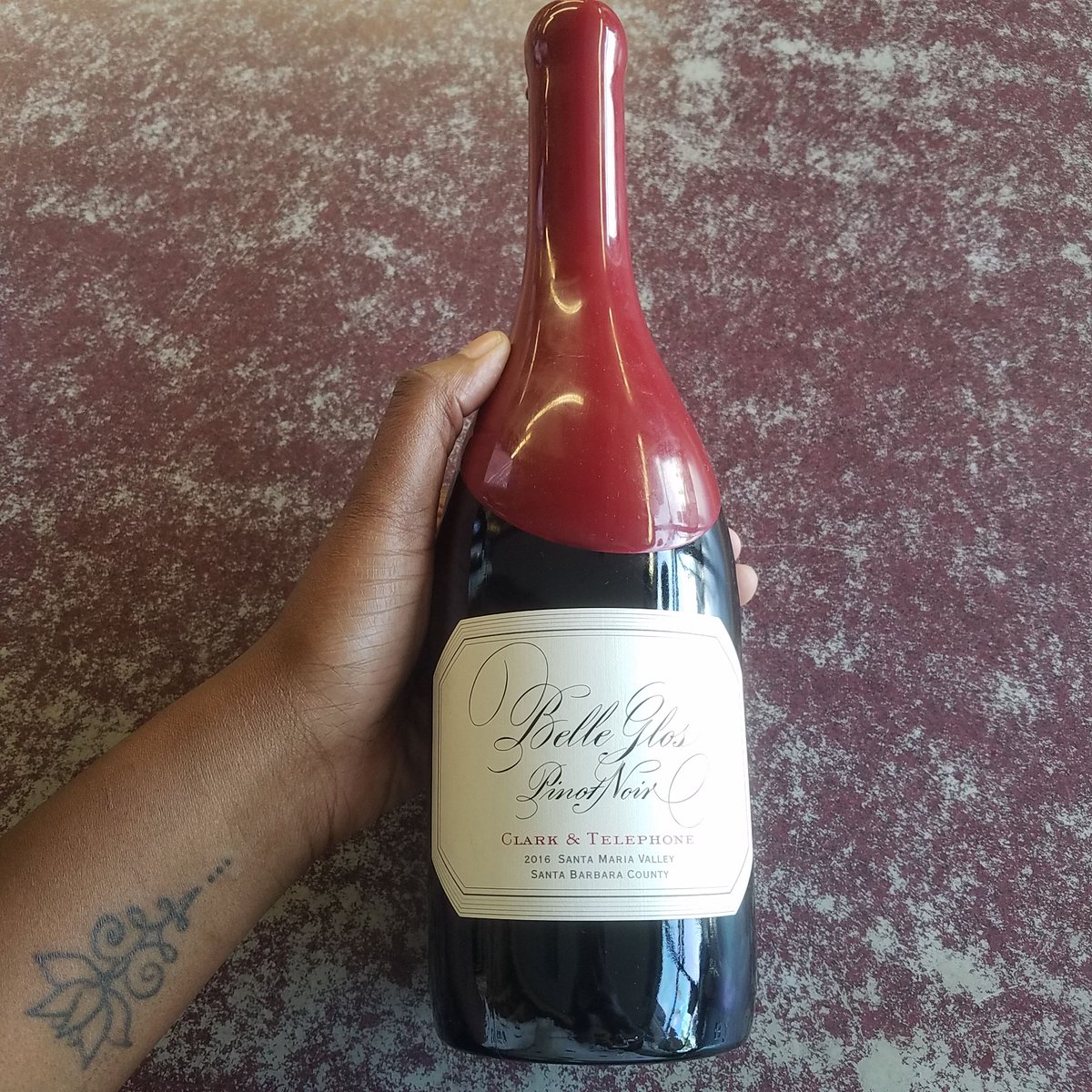 Santa Barbara County is known for Pinot noir. We've added "Clark and Telephone" just for you. Aged in French oak this Pinot featured intense berry flavors with spice box notes.
.
.
.
#pinotnoir #belleglos #santabarbara #californiawine #santamonica #Notjustwine #wineexposamo