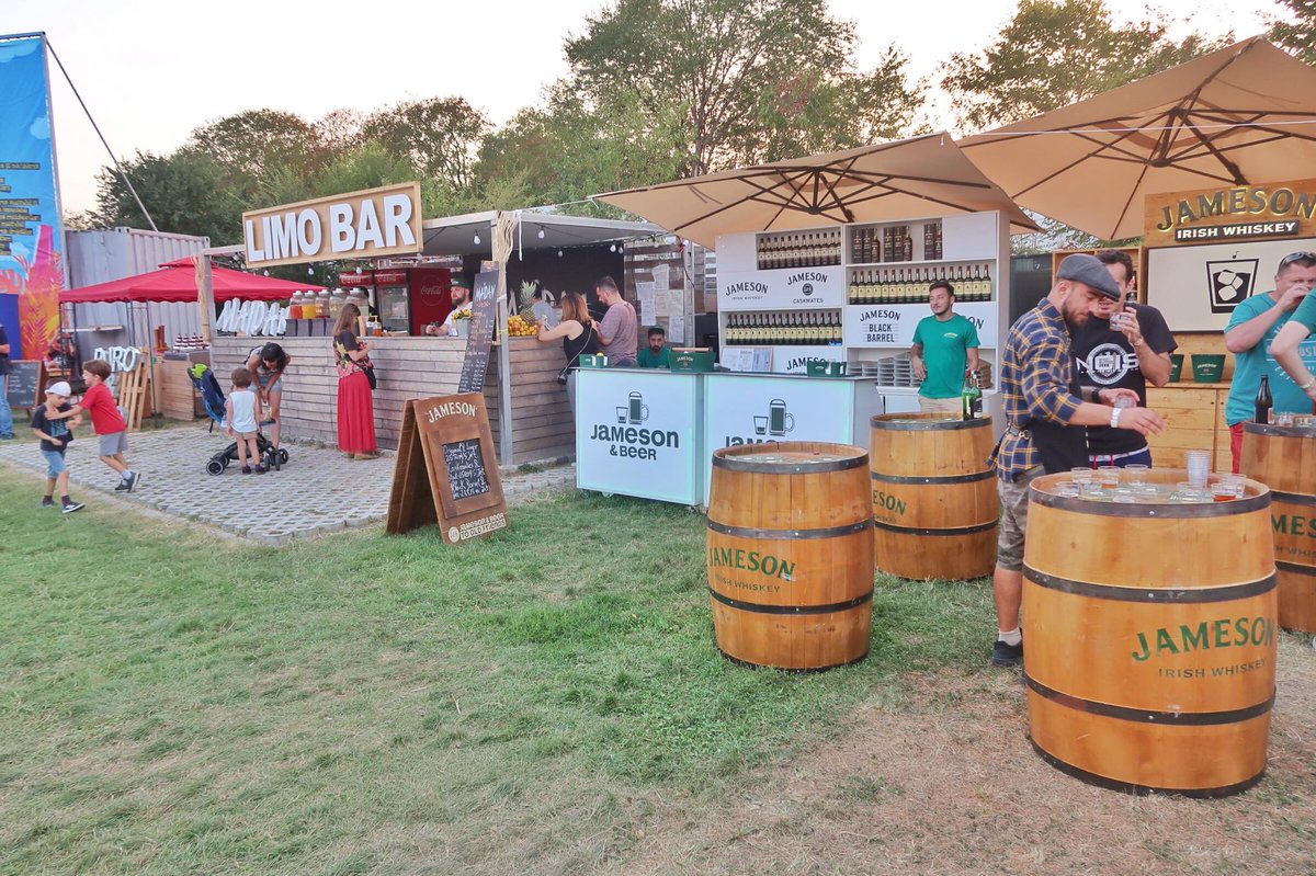 2MonkeysTravel's tweet photo. Craft Beer Festival was really unexpectedly fun with live performances of local artists, craft beer stalls (and one cider stall!) and a lot of cool people. #craftbeer #discoverbucharest #whileinbucharest #Bucharest #Romania #VisitRomania @RomaniaTourism https://t.co/kfrYjCJFnS