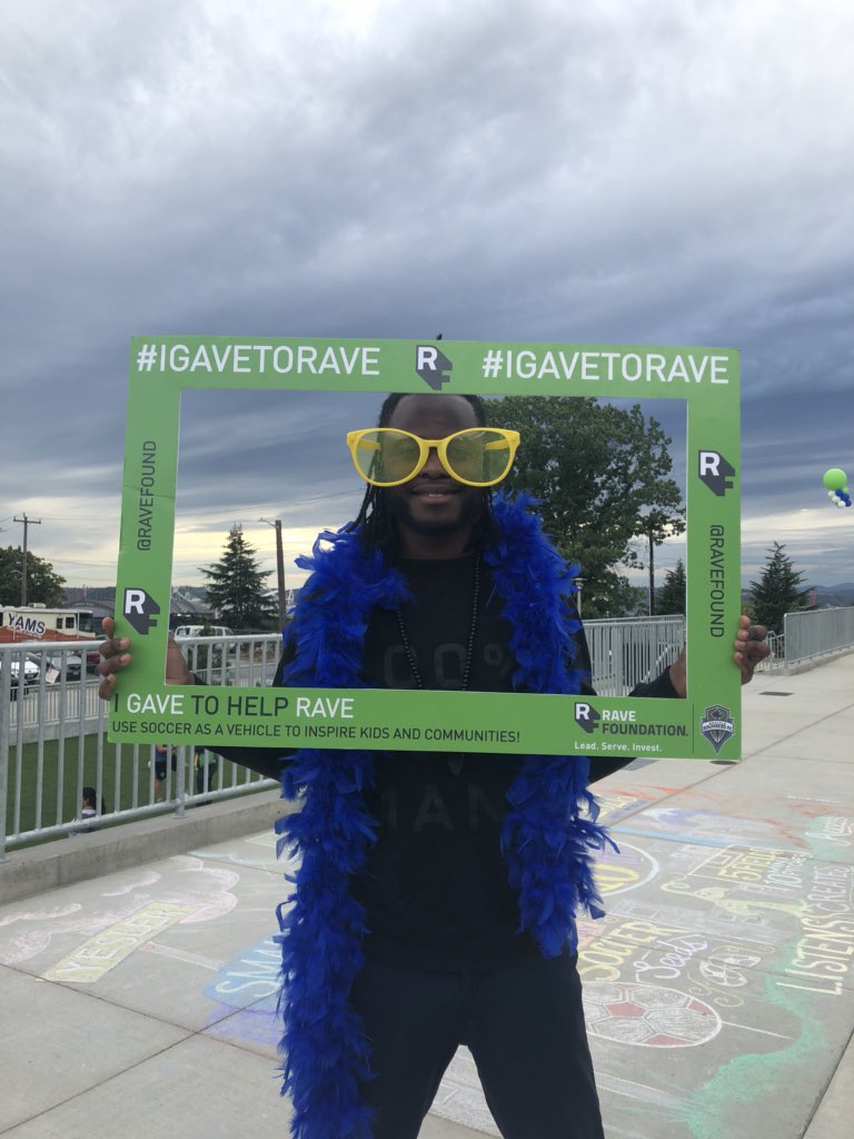 Look at who stopped by at our booth at the Yesler Terrace field opening 👀 #SmallFieldsBigDreams @Zakuani11 @RaveFound