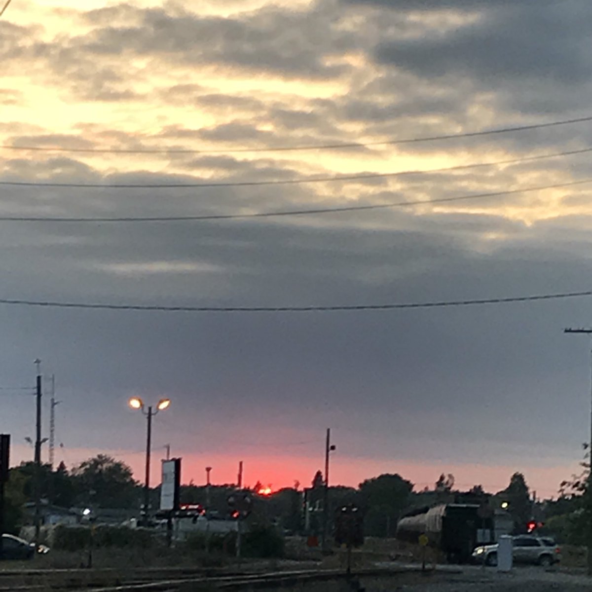 SnarkyFridays's tweet image. Legitimately sprinted to snap this as the sun slipped away with each passing second. #autumn #sunset #trainyard