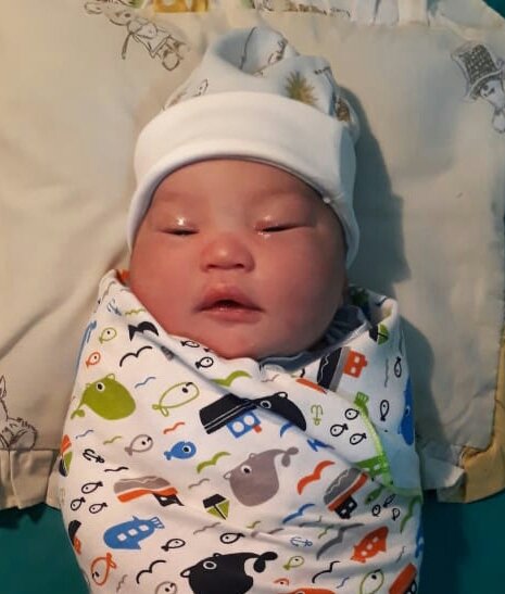 Cucu pertama kami..perempuan 3.8 kg, panjang 49 cm. Lahir hari Kamis pukul 16.13 (6-9-'18)
