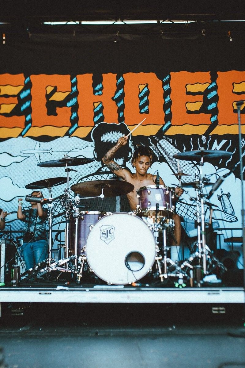 VansWarpedTour's tweet photo. this tour is going to be mental! hanging out tonight with our mates in @NeckDeepUK & @trophyeyesmusic
🎟 https://t.co/0cYpRLaT23
📷 Neck Deep by @ElliottIngham
📷 Trophy Eyes by Warwick Hughes
#warpedtour #vanswarpedtour #neckdeep #neckdeepuk #trophyeyes #hopelessrecords https://t.co/axFOt0Irt8