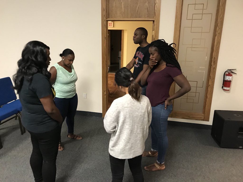LightOfLife812's tweet photo. #PrayerNight happening right now! 🙏 God is so good &amp; tonight we are praying with FULL FAITH for our church, community, country and world.

#GodAnswersPrayers #WayMaker #FridayNight #FaithForward #Scarborough #Toronto https://t.co/DLAzRNwukl