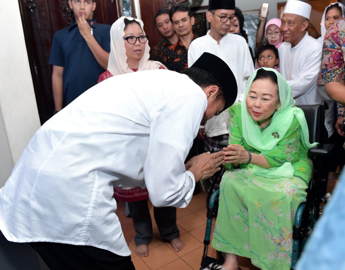 Untuk kesekian kalinya, saya bersilaturahmi ke kediaman Ibu Sinta Nuriyah Wahid. 

Beliau menjamu saya dengan bubur merah putih. Alhamdulillah, Ibu Sinta diberikan kesehatan yang baik dari Allah SWT.