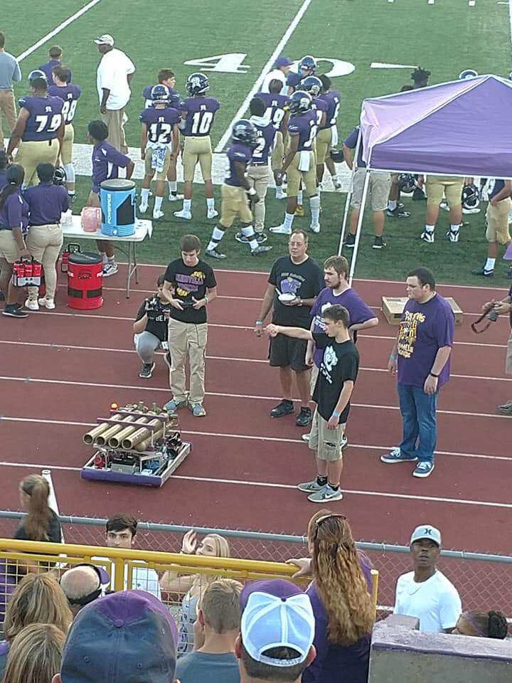 HahnvilleHigh's tweet photo. Who wants a t-shirt!?!  #tigerbots https://t.co/z0P1jT3cR9