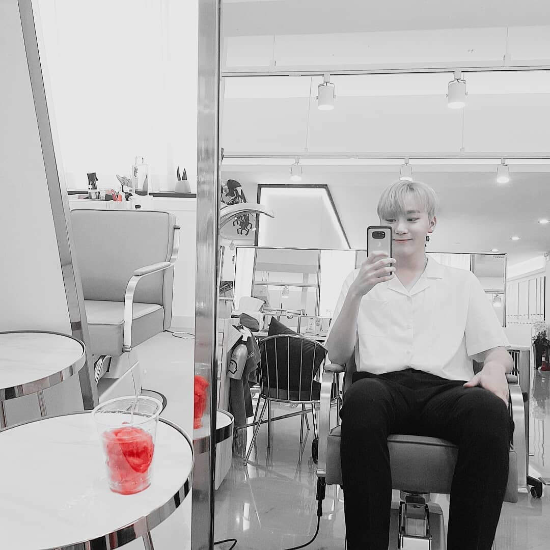 17Brazil_'s tweet image. [#BOOstagram] 18.07.18 

pledis_boos: 🍉😊
_
instagram.com/p/BlXDMXsDR1V/
Trad. ing: BOO_UNIVERSE
Trad. pt/br: Hey SM17E - SEVENTEEN BR
#SEVENTEEN @pledis_17 #SEUNGKWAN