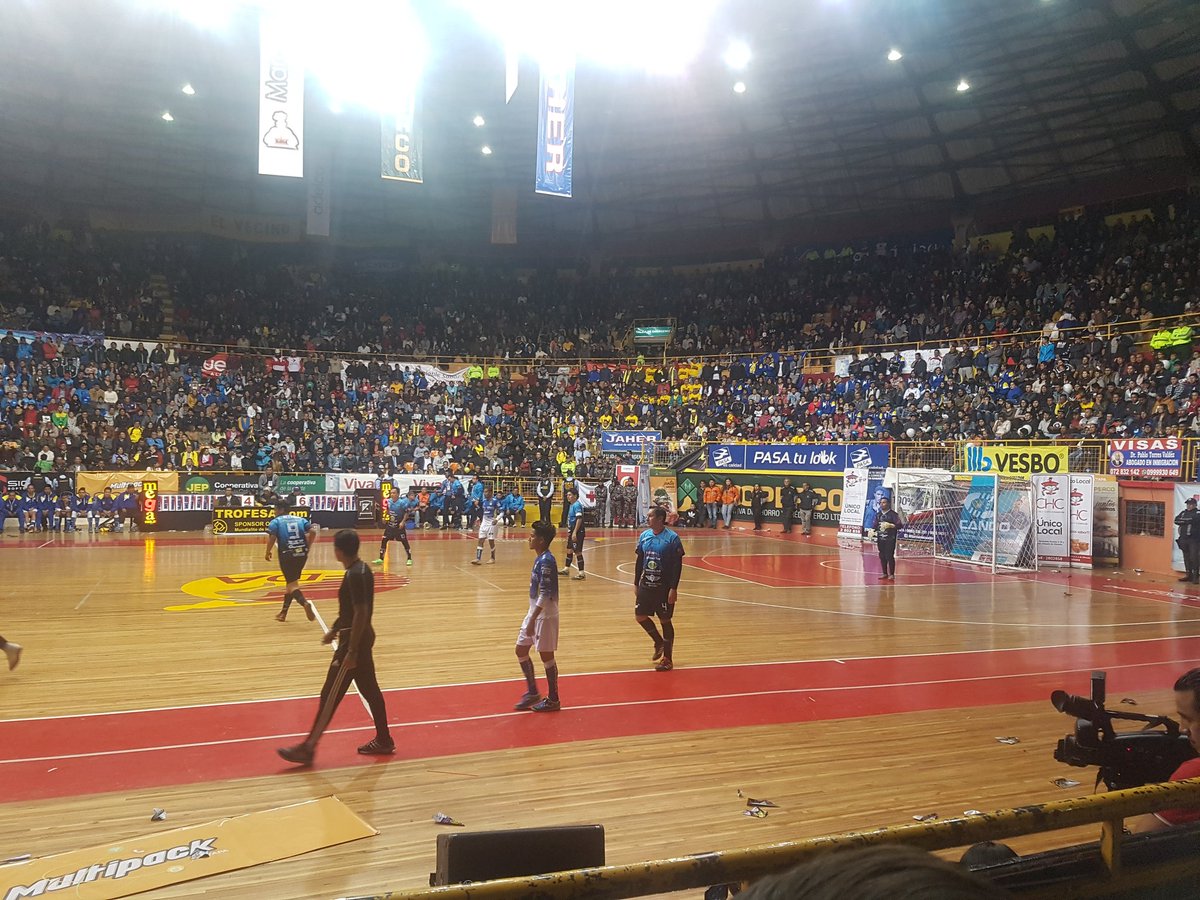 Pedro1Reinoso's tweet photo. Lleno total en el #JeffersonPerez en el #MundialitodelosPobresCuenca 7.000 personas observan la jornada final #Catolica #Splendid1040 https://t.co/RJcXE38DOw