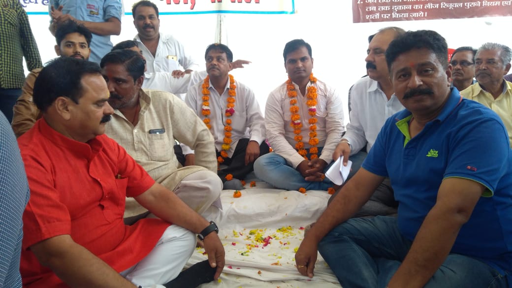 NeerajIssrani2's tweet photo. @CMMadhyaPradesh @ChouhanShivraj भेल व्यापारी माहासंग का क्रमिक बुखाड़ताल तीसरे दिन भी जारी रहा।
मंत्री जी कृपया हमारी तरफ भी ध्यान देने का कष्ट करें। हम 1400 व्यापारीयों की समस्या का भी समाधान निकालिए।
मामा होने का फर्ज निभाइये।
1 भांजा 100 पंडित समान यहां तो 1400 भांजों की रोज़ी र��टी का सवाल है
गोविंदपुरा bpl https://t.co/qG0giWknz7