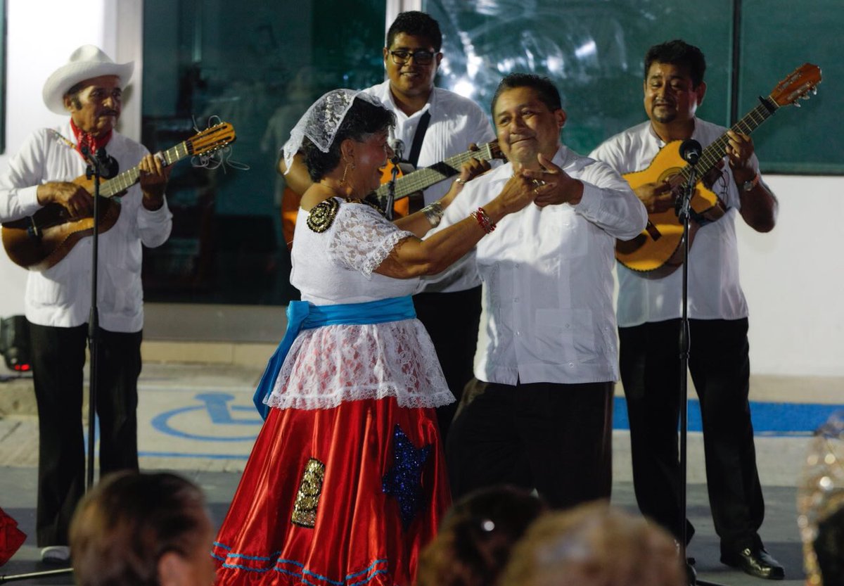 Llevamos a cabo el encendido de luces con motivo del mes patrio  en las instalaciones del Palacio Municipal de #PuertoMorelos.
Durante nuestra historia, recordemos con orgullo a los héroes que, al dar su vida, permitieron que hoy vivamos en un país libre y soberano.
¡Enhorabuena!