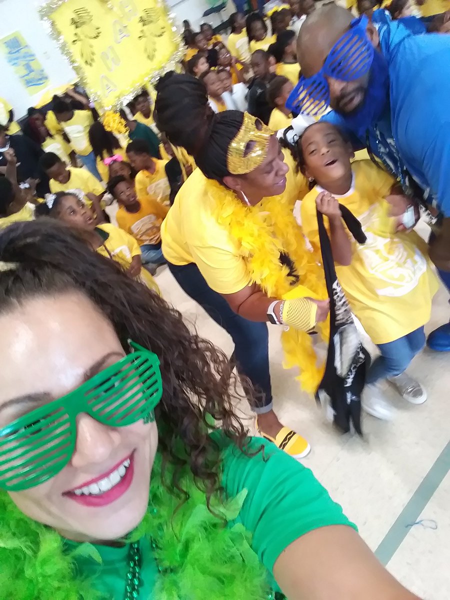 MsPteachME's tweet photo. House Reveal Day!!! Our little kindergartner was so happy to get her mommy's house!!! @ThisGuyCanTeach they #ohana

#teamISIBINDI 💚😜💚 https://t.co/iXVeRYImct