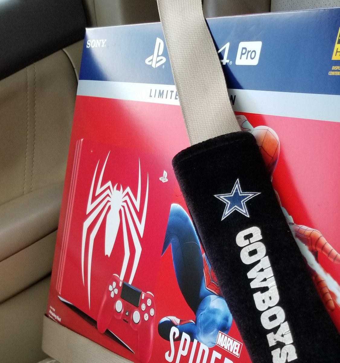 galicia1016's tweet photo. Priorities😁 #SpiderManPS4 #PlayStation #superhero #spidey #Spiderman #PS4Pro https://t.co/WNcDaGNn5p