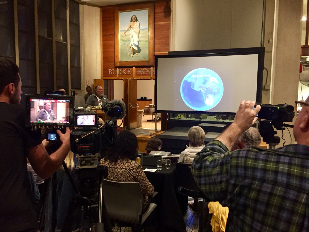 Voice_OT_Orcas's tweet photo. Ken Balcomb of @CWROrcas beginning his talk at the Alt 4 #FreeTheSnake summit - incredible evening so far @burkemuseum https://t.co/2Hx4JnIH82