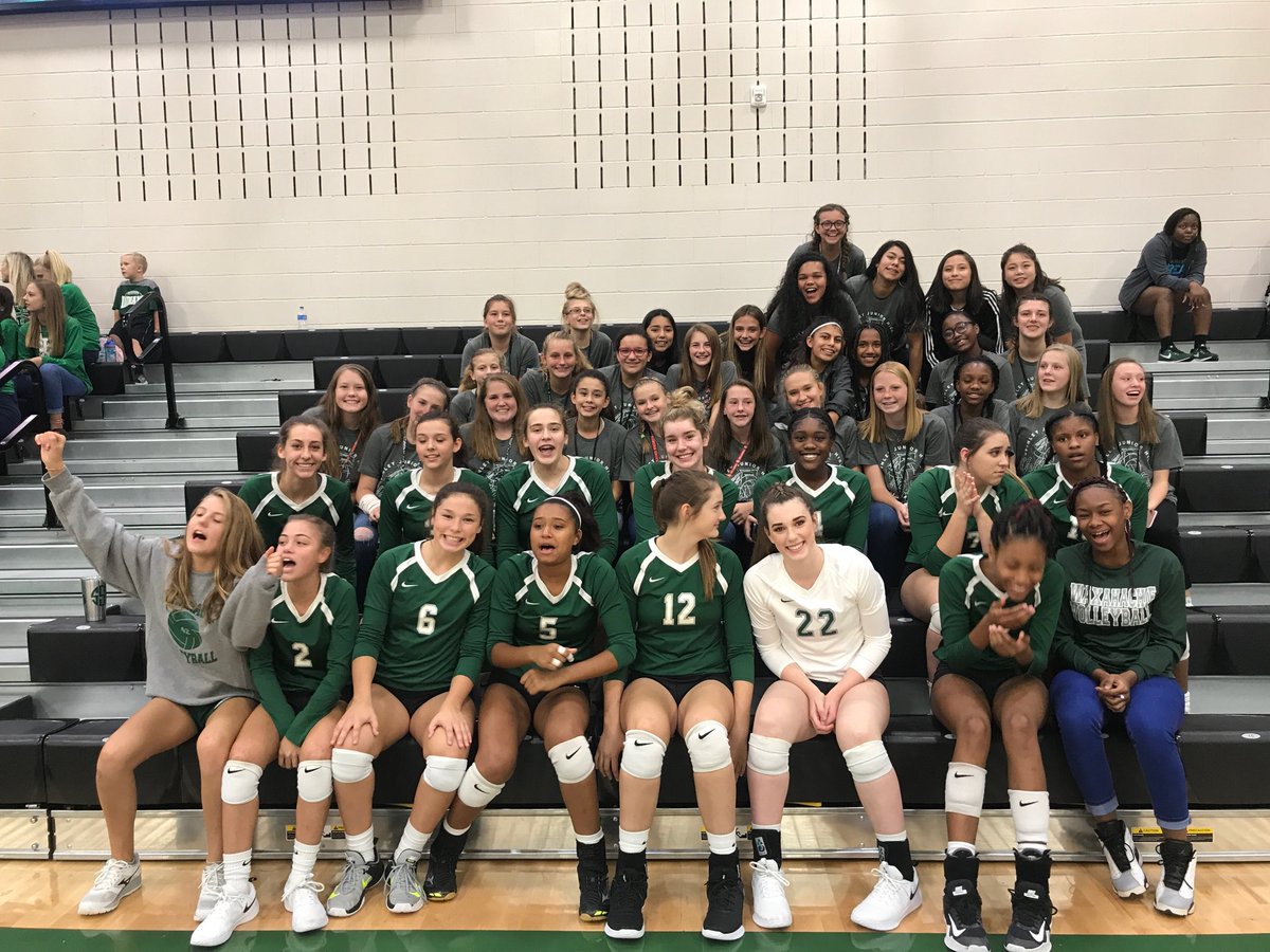 fjhladywarriors's tweet photo. We loved cheering on @waxahachievb with the JV squad at junior high night!! What a great win tonight for these ladies! #ndnpride #warriorpride #fjhladywarriors #begreat 💚🏐 https://t.co/hwfCqfuW1D