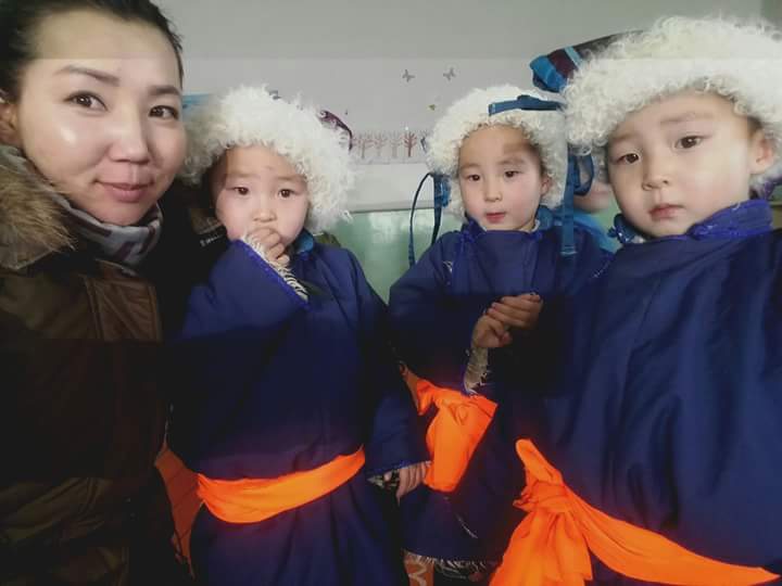 3 ихэр хүүхэдтэй болчуул гоё л байхдаа😊😊😊 #АмралтынӨдрийнМэндээ