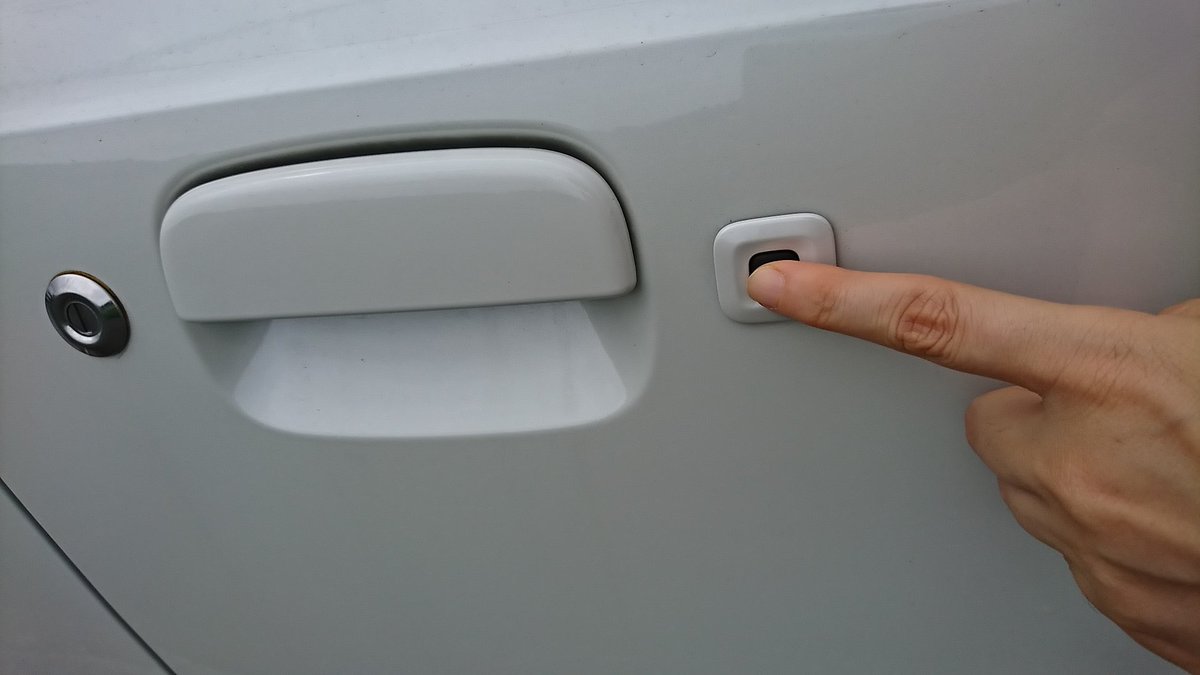 Rydellblue アルトワークス 5agsにも付いているリクエストスイッチ かなり便利になったのですが 逆にキーレスを中に置いたまま車を離れそうになること多数 あとドアに謎の鍵穴 鍵無いのに そういえばエンジンスタートはプッシュボタンスイッチなのですが