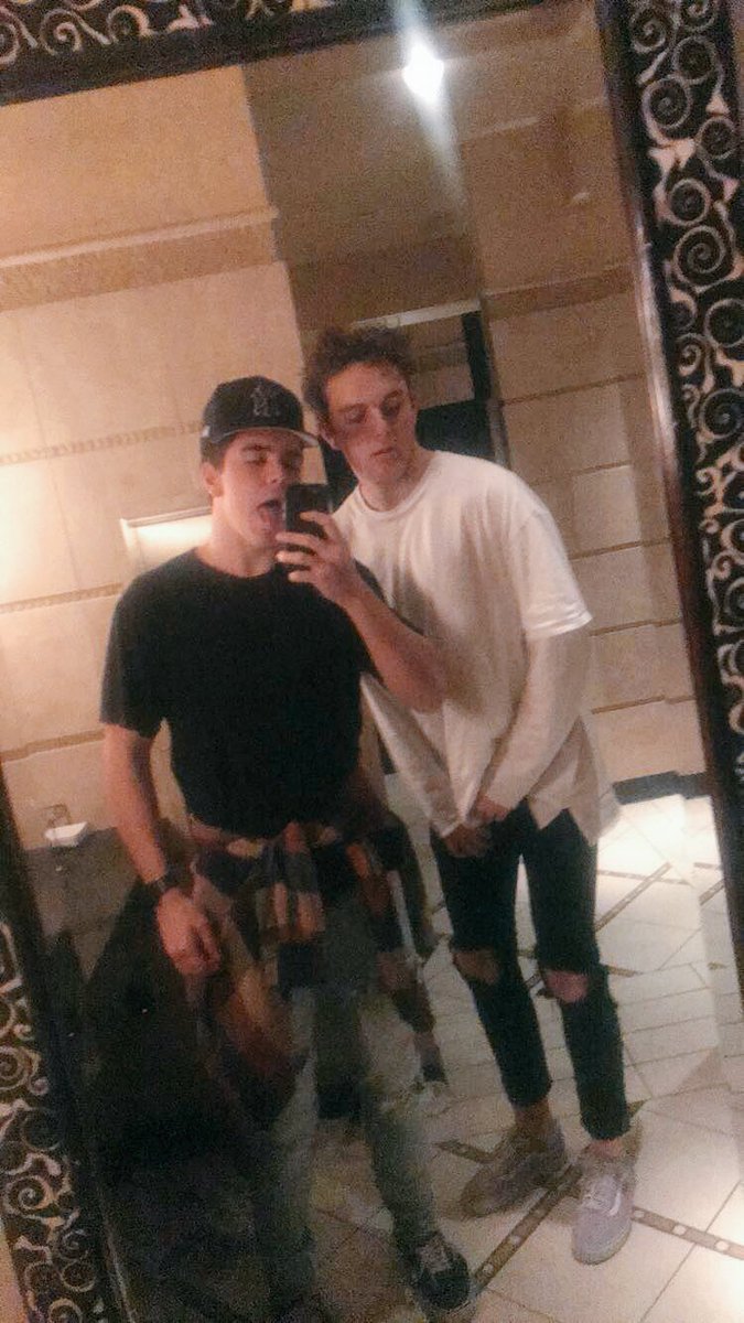 yunggodd_'s tweet photo. 21 ?? damn ur old .. happy b day to my fuccn brother !! I h8 being your roommate (jk) !! I luv you !!! https://t.co/z1tp3usLGW