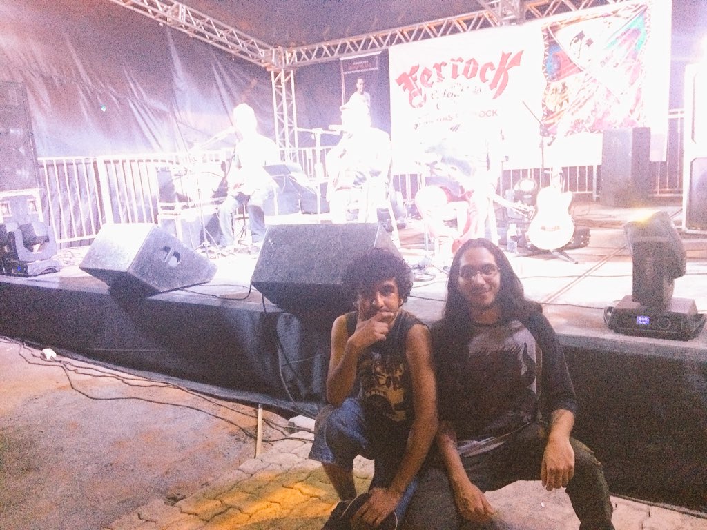 Jonhzin_'s tweet photo. #ferrock #pinkfloyd QUI SHOOOOOWWWWW MEOZAMIGOS , os iluminados ali atrás https://t.co/B9cVufcKjY