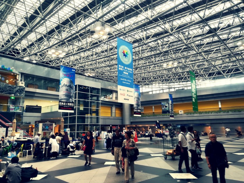 crossoverTV's tweet photo. #新千歳空港 は大手の航空会社が手荷物などで混雑。 #到着ロビー は涼しく #出発ロビー は蒸してます。店舗はほぼやってません。自販機とローソンぐらいです。 https://t.co/czqaHFFYbQ
