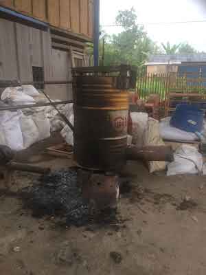 saraswantos's tweet image. Simple tool of pyrolysis from a trace drum to convert plastic rubbishes into fuel #technology #simpletechnology