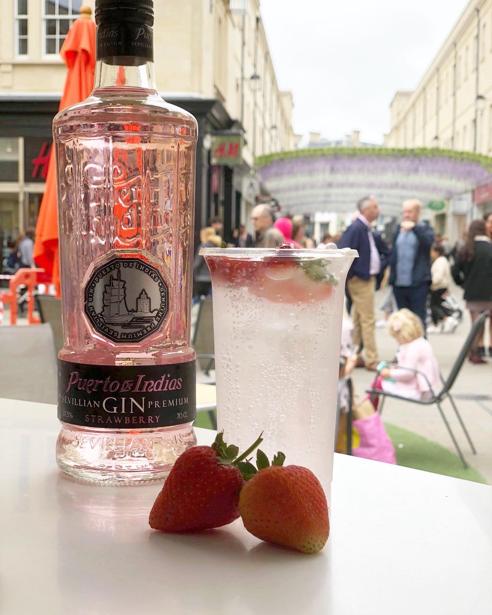 @puertodeindiassantander strawberry gin and lemonade is a dream. Also tastes good with tonic but if you have a sweet tooth like me then lemonade is the way to go 
#strawberrygin #ultravioletbar #southgatebath #thesouthgatebar #gin #ginandtonic #ginandlemonade #strawberry