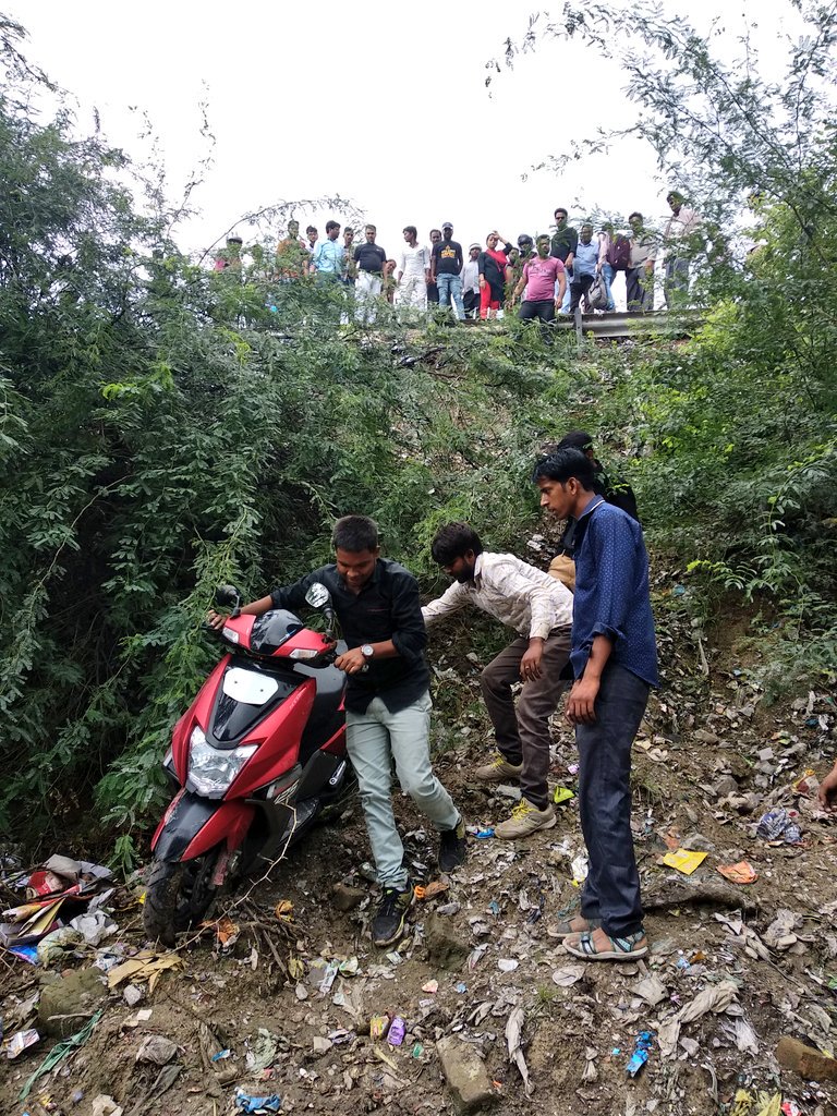 utsavfx's tweet photo. A guy felt from the ramadevi  bridge , no proper prevention #Nahisocialmedia #YogiAdityanath #uppolice #Dmkanpur 

#IncredibleIndia https://t.co/U5fImyP8LW