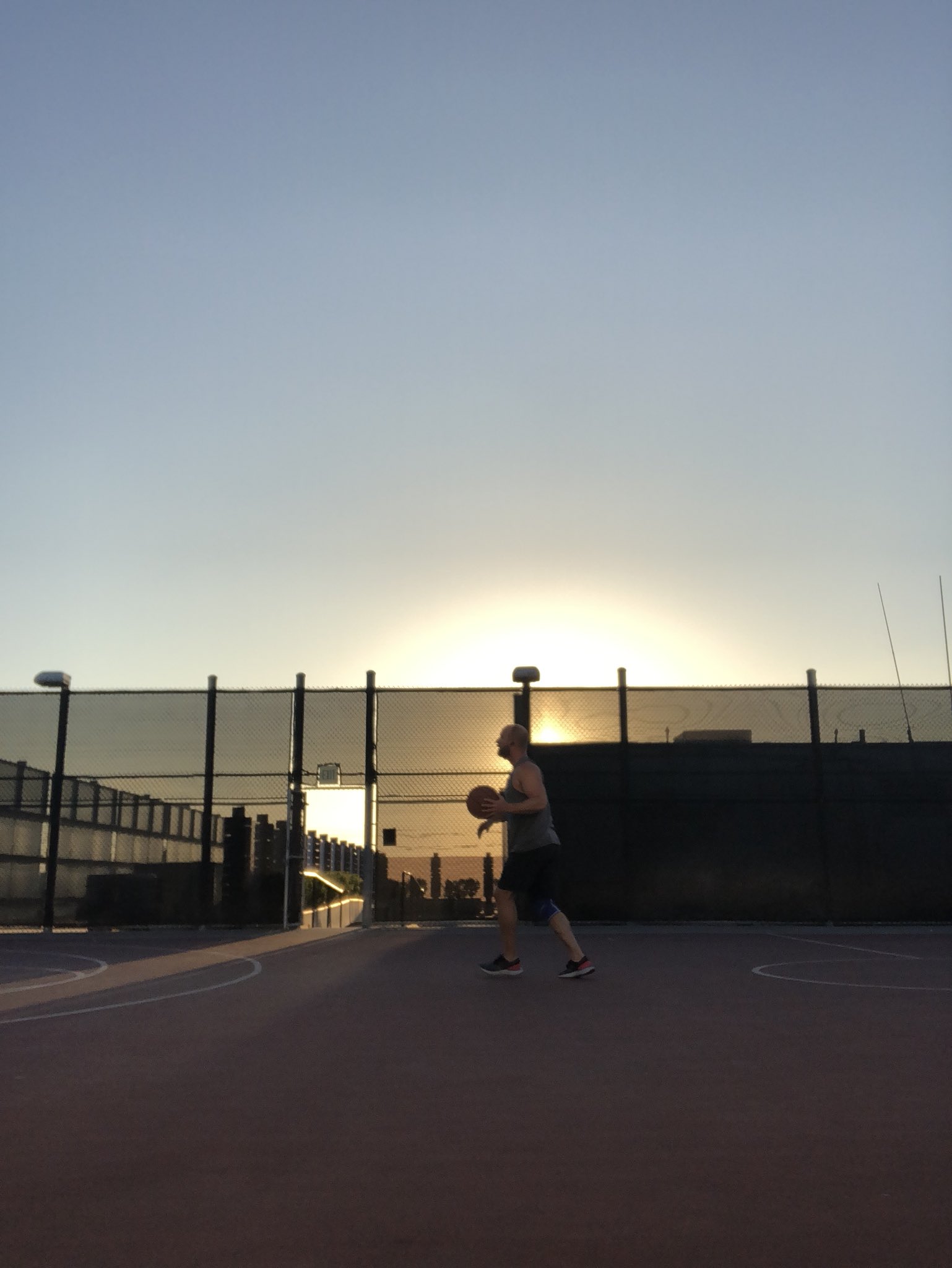 russillo-on-twitter-manhattan-beach-sunset-de-la-soul-stakes-is-high-empty-equinox-court-fri-night-unlimited-range-https-t-co-45eskpvsvd-twitter