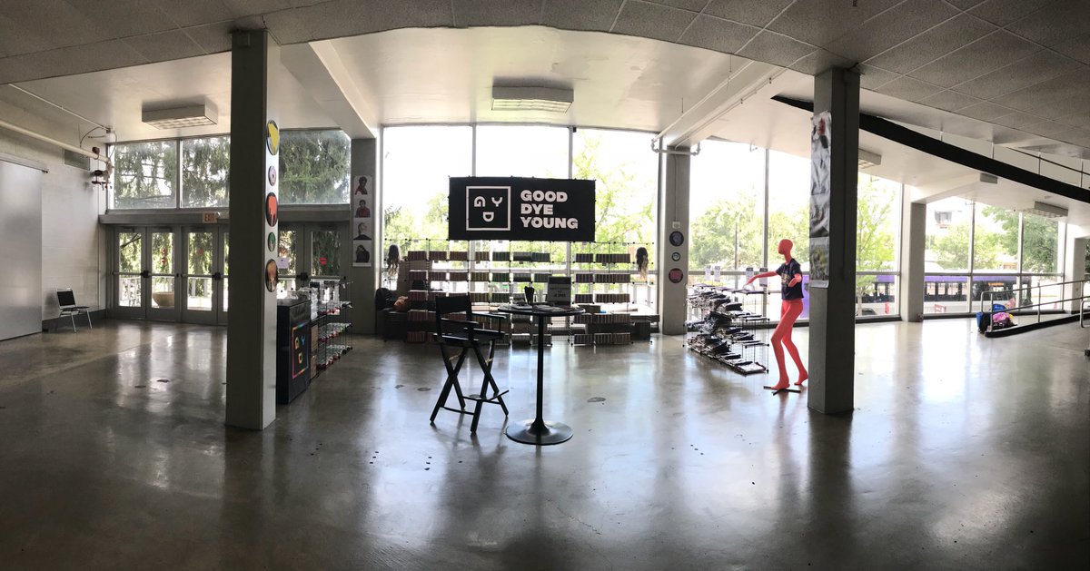 gooddyeyoung's tweet image. Wow. Just wow. Still 🤯 over @paramore’s #artandfriends. Must thank the gals @crownbflo + Local Honey for lending their talents to us 🙏 and massive thanks to all who came out + supported us 🙏🙏Getting to meet y’all in person might be the best thing ever? 🤗🤗