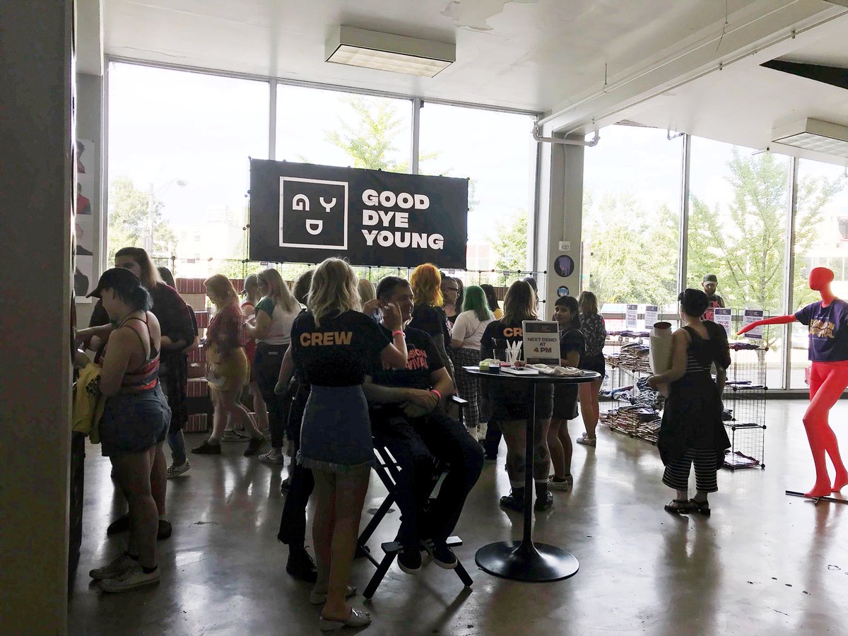 gooddyeyoung's tweet image. Wow. Just wow. Still 🤯 over @paramore’s #artandfriends. Must thank the gals @crownbflo + Local Honey for lending their talents to us 🙏 and massive thanks to all who came out + supported us 🙏🙏Getting to meet y’all in person might be the best thing ever? 🤗🤗