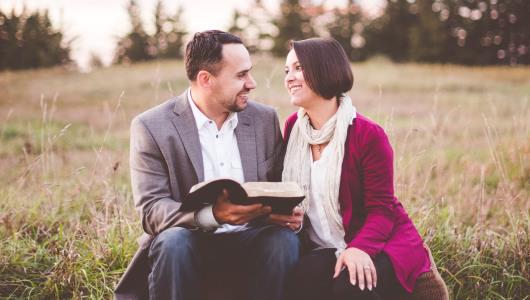 كن رجلا وتزوج من مثقفة؛ إن استشرتها أفادتك وإن مازحتك أسعدتك وإن طلبت نصيحة وجدتها أهلا لذلك وإن جارت عليك الأيام فسقطت انتشلتك.

تزوج من مثقفة لأنها لن تكون زوجتك فقط بل صديقتك المقربة. كن رجلا وتزوج من مثقفة تحبك مختارة لا مجبرة.

- عبدالبصير عيد

#ترضي_تتزوج_طبيبه_تسوق_سياره