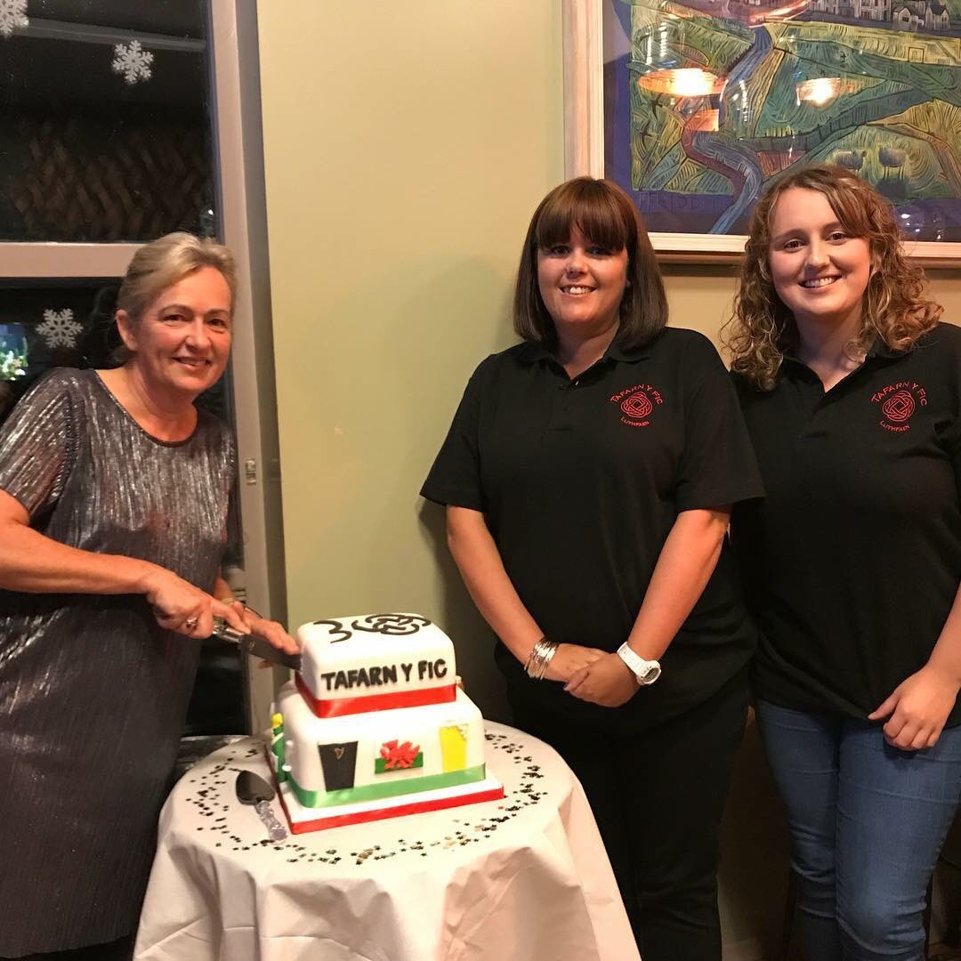 LSRPlaid's tweet image. 📷 Llongyfarchiadau i @tafarnyfic Llithfaen ar ddathlu ti deg mlynedd! Pob dymuniad da i’r tri deg mlynedd nesa! #Llithfaen 🏴󠁧󠁢󠁷󠁬󠁳󠁿🎉🍻