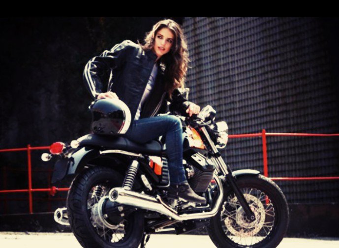 She her bike when she her. Мото девушки. Байкер с длинными волосами. Мотоциклист с девушкой. Девушки на мотоциклах в экипировке.