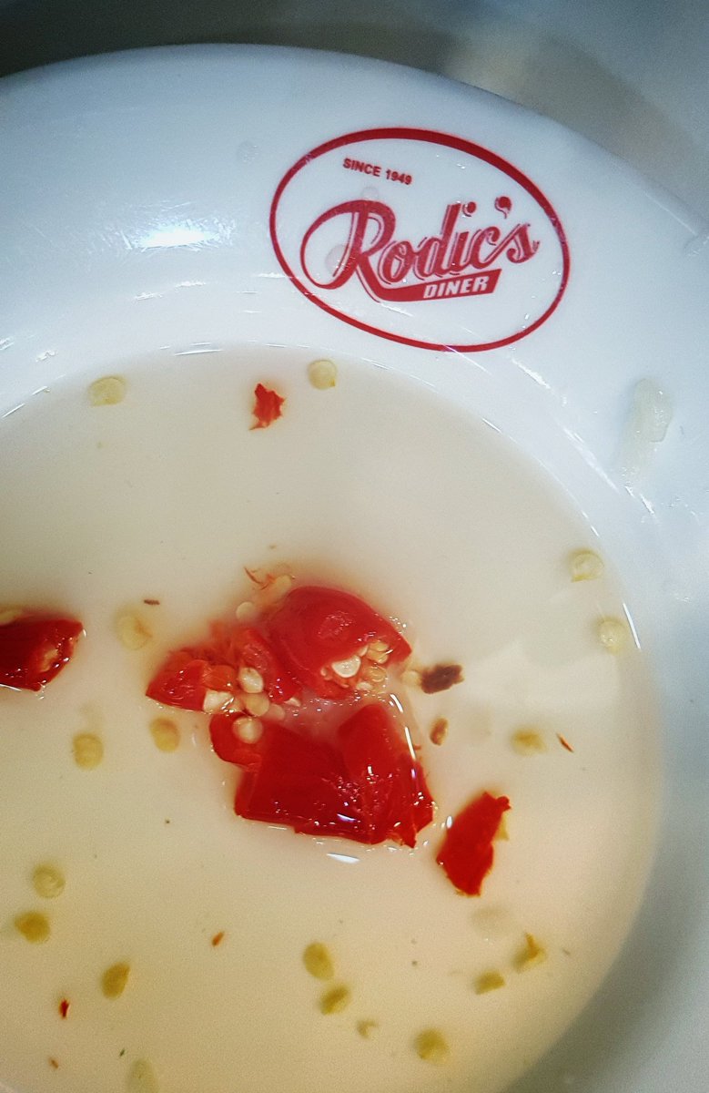 benpadero's tweet photo. omg. guys guys! nagbibigay ng sili ang rodics! naiiyak ako. #rodics #sili #onethousandperkilo #PSA https://t.co/oorpDN8nZy