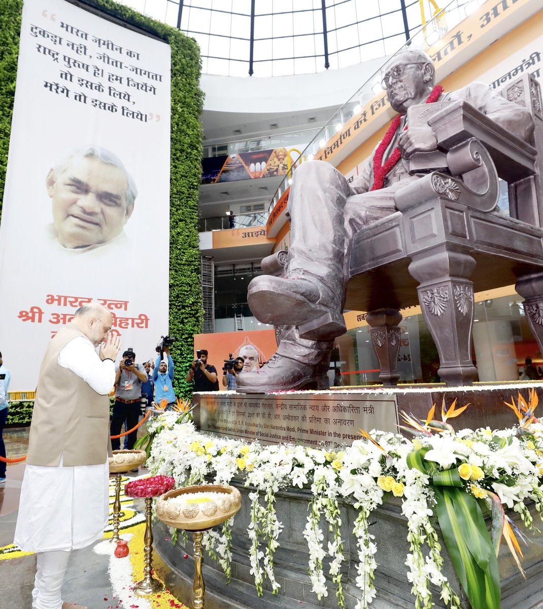 AmitShah's tweet photo. दिल्ली के डॉ. अम्बेडकर अंतरराष्ट्रीय केंद्र में भारत रत्न बाबासाहेब अम्बेडकर जी को पुष्पांजलि अर्पित की। https://t.co/K2gR0iKszF