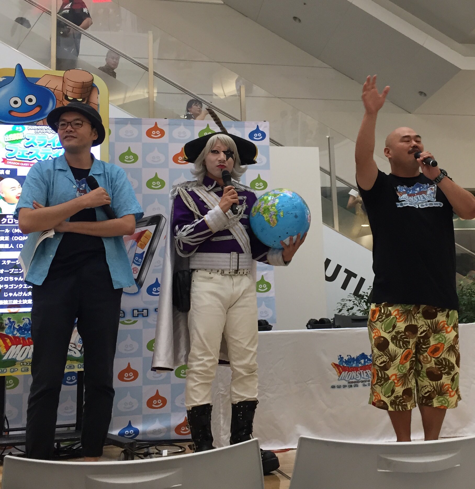 ｖジャンプ編集部 Twitterren Dqモンスターズ スーパーライト スライムフェスティバル In埼玉に来てます クロちゃん ゴー ジャスとの対戦コーナー 盛り上がってました わたぼうと記念写真 Dqmsl マナベ