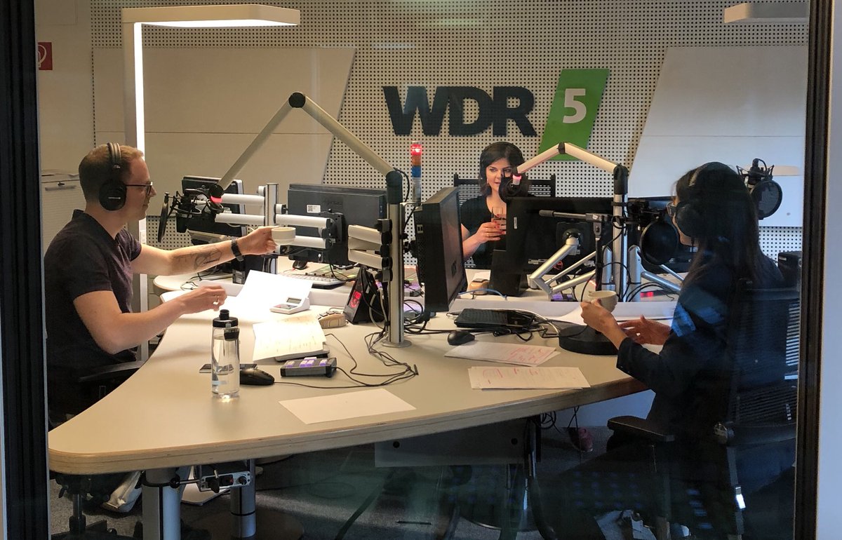 wilczynskitweet's tweet photo. Vorgestern beim #drp18 
Gestern im Studio und schon online
JETZT im Radio @wdr5 

Die Polit-WG macht durch! Mit @herrfina @BoruttaJulia und unserer neuen, großartigen Moderatorin @SophiePassmann 

#hochdietassen 🥂

https://t.co/Ky6XqNmCBx https://t.co/crhEUc6Mei
