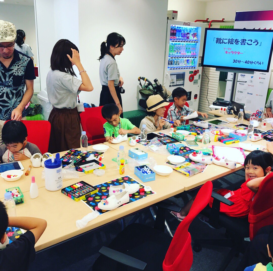 siw_shibuya's tweet photo. ドローイングアーティストになって、サウンドデザイナーになって、プログラマーも!?
子どもたちが、プログラミングに挑戦しました。真剣に取り組む姿に、お母さんたちも思わず真剣に。
#SIW2018 #渋谷 #子ども #プログラミング #アート #KIDSTONE #labo https://t.co/6EptDvW1TO