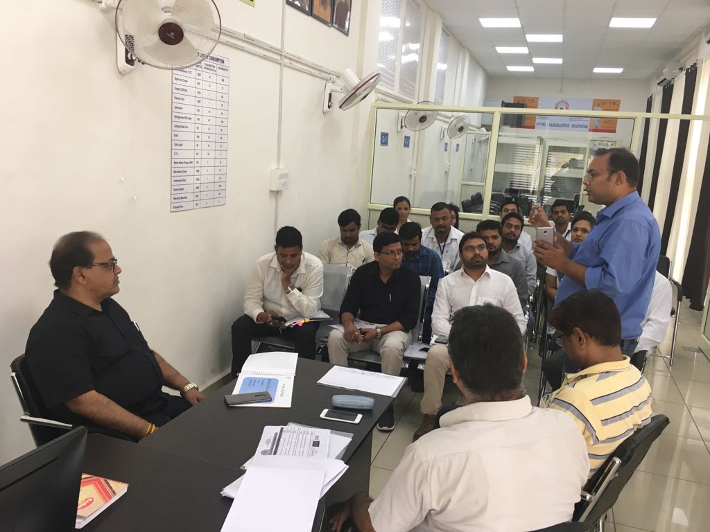 MdPvvnl's tweet photo. Pvvnl, SE EUDC Er. Ravindra Gupta himself imparting training (and that too on a holiday) to "Help Desk" representatives for better consumer grievance redressal.
PVVNL is proud of such proactive officers. #HelpDesk https://t.co/3qrOynY2eg