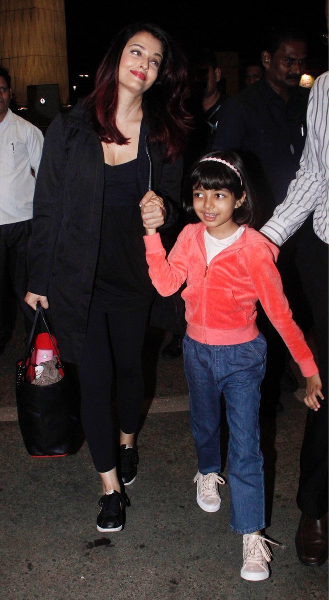itrnews24's tweet photo. #AishwaryaRaiBachchan snapped at the #Mumbai airport with daughter Aaradhya last night. @AishwaryaRaiWeb @itrcinema https://t.co/eAJM466uCW